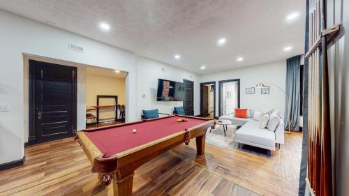 Stylish 2nd Floor Apartment with Pool Table Office Space near Churchill Downs in Louisville, USA