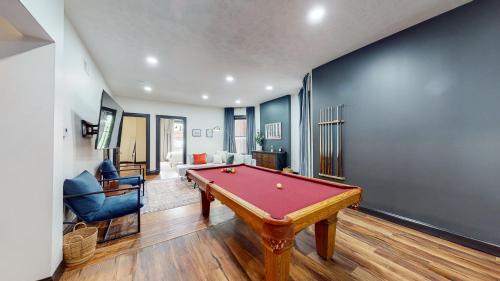 Stylish 2nd Floor Apartment with Pool Table Office Space near Churchill Downs in Louisville, USA