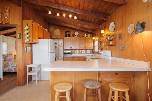 Pounds Cottage, 1 Bedroom, Sleeps 4, Ocean Front, Pet Friendly in Butler Beach, USA