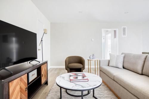 Valley Village 2BR w Pool BBQ nr Ventura Blvd LAX-513 in Los Angeles, USA