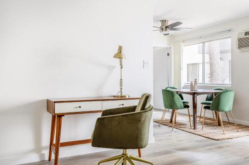 Valley Village 2BR w Pool BBQ nr Ventura Blvd LAX-513 in Los Angeles, USA