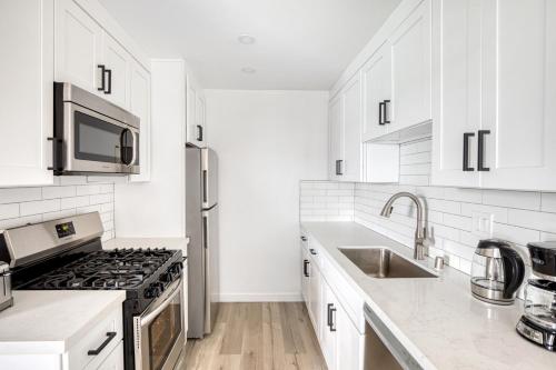 Valley Village 2BR w Pool BBQ nr Ventura Blvd LAX-513 in Los Angeles, USA