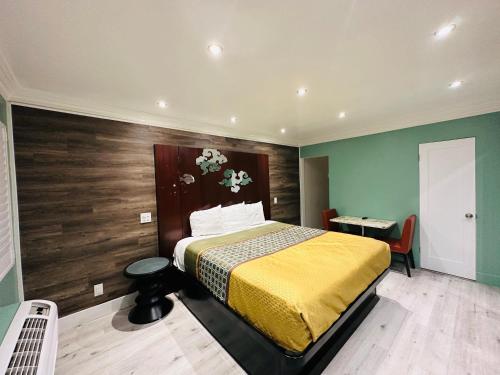 Casa Blanca Inn & Suites - main image