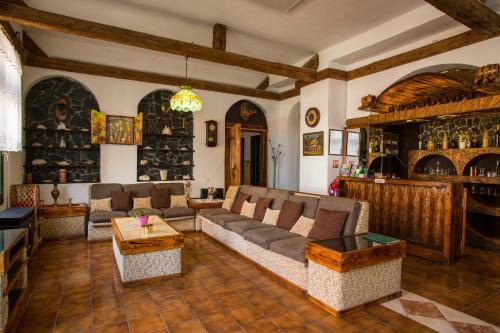 Piros Ponty Panzio in Poroszlo