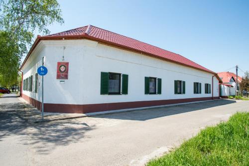 Piros Ponty Panzio in Poroszlo