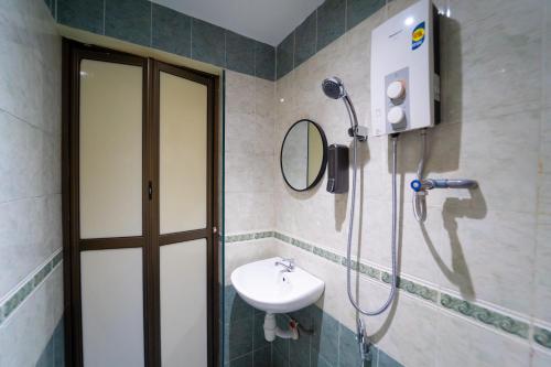 Bathroom, The Colony by Cactus Hotel Dedap in Johor Jaya