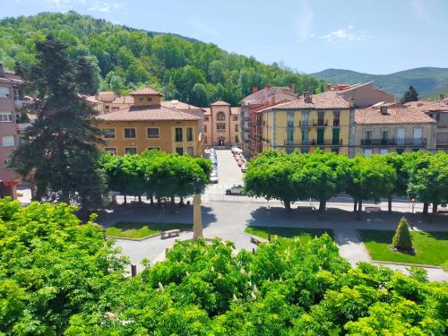 CAN PLANAS Soleado, amplio con vistas y parking - Apartment - Sant Joan de les Abadesses