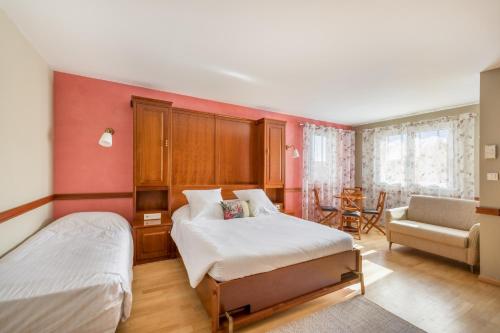 1 double bed, 1 twin bed