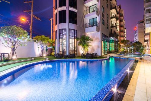 Swimming pool, CITRUS GRANDE HOTEL PATTAYA BY COMPASS HOSPITALITY in South Pattaya