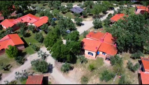 ALDEA VETONIA Complejo vacacional de Casitas Estudios y Chalets de 1 y 2 habitaciones con porche privado en Hervás -Mayo y Junio Salida hasta las 21h gratis sujeto a disponibilidad-Julio y agosto 4 actividades al día y Restaurante Terraza - image 13