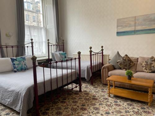 1 queen bed, 3 twin beds