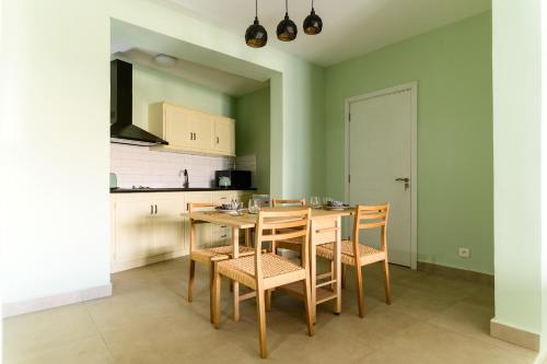 Two-Bedroom Apartment room in Newly renovated & cozy apartment