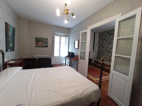 1 double bed, 2 sofa beds