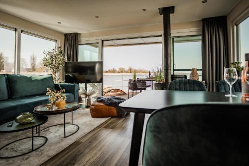Hausboot Floating House In Ribnitz-damgarten - Ribnitz-Damgarten