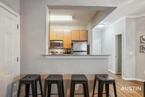 West Campus Accommodations Pool and King Bedrooms in Austin, USA