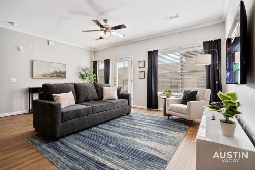 King Beds and Memory Foam Sleeper in Vibrant ATX Apt, Austin