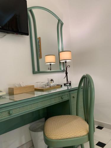 Economy Double Room image 6