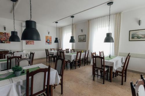 Restoran i sobe Savić (Restoran i sobe Savic) in Gornji Budacki