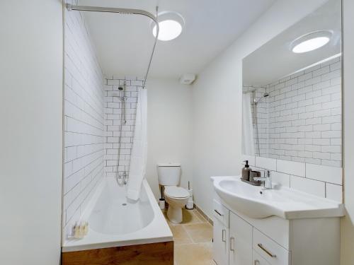 Duplex Redhill town centre Apt by Livingo Stays 5