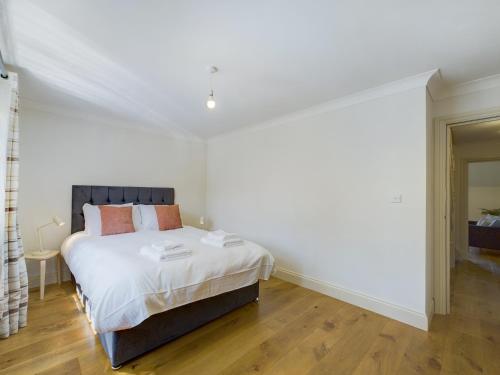 Duplex Redhill town centre Apt by Livingo Stays 4