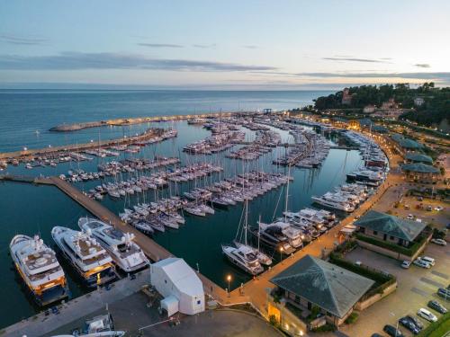 Цікаві місця поруч, Hotel Aurora in Варацце