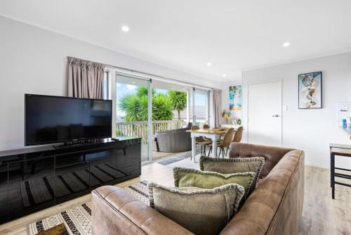 Dan's Torbay Retreat 2 BR with Sea Views - Apartment - Auckland