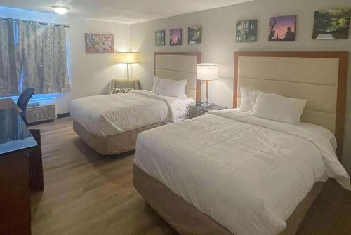 Econo Lodge - image 11