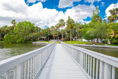 Stunning Tampa Bay Waterfront House with Pool & Boat