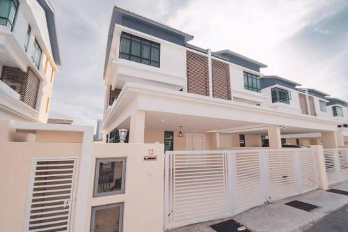 Luxury 3-sty semi-D 5BR 5Bath@Batu Ferringhi 15ppl