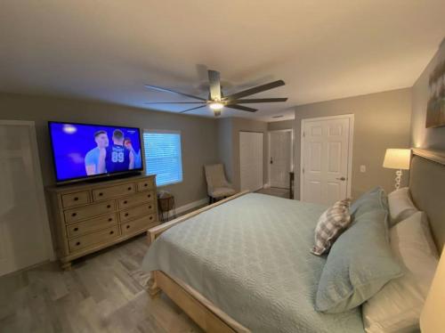 3 bedroom 2 bath with hot tub, game room and boat slip in Crystal River, USA