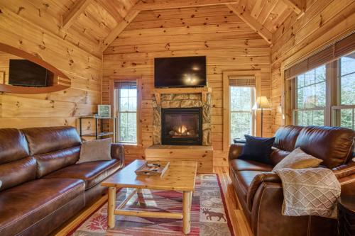Cozy, Wood Cabin, Private And With Firepit in Rutherfordton, USA