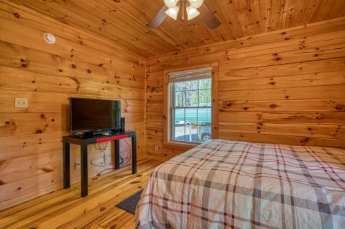 Cozy, Wood Cabin, Private And With Firepit in Rutherfordton, USA