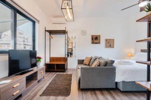Sanders Home Suites - Cheerful Downtown Studio