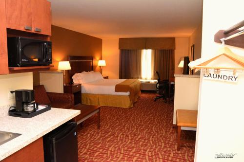 Holiday Inn Express Hotel & Suites Glendive