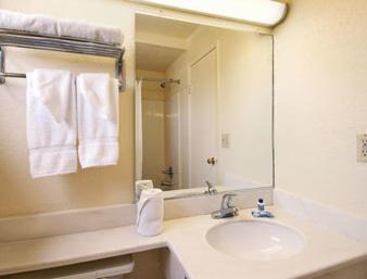 Travelodge by Wyndham Fort Lauderdale - image 3