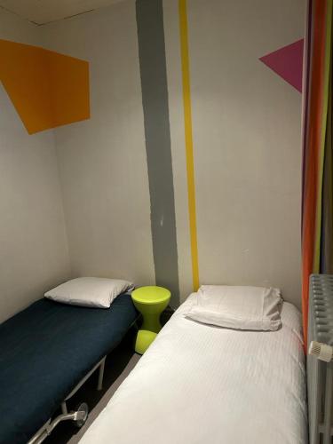 1 double bed, 2 twin beds