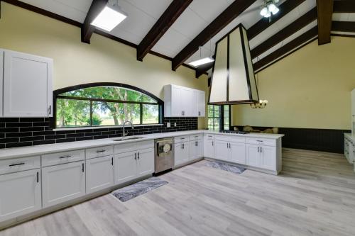 . Private Pool: Pilot Point Home on 45 Acres