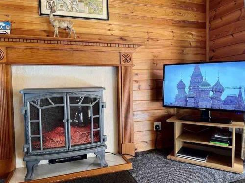 Secluded Pine Lodge 2 in Boltons