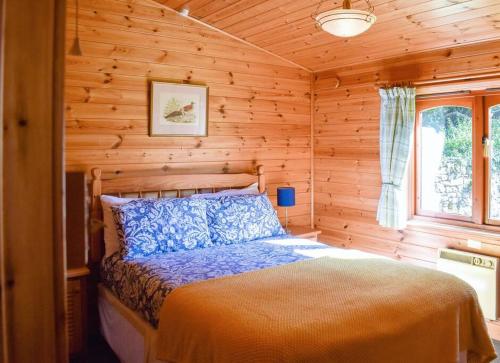 Secluded Pine Lodge 2 in Boltons