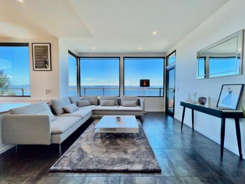 Nicholas House - Luxury with river & city views - Sandy Bay