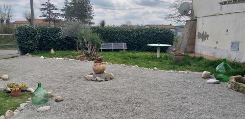 La cascina della grotta di tufo