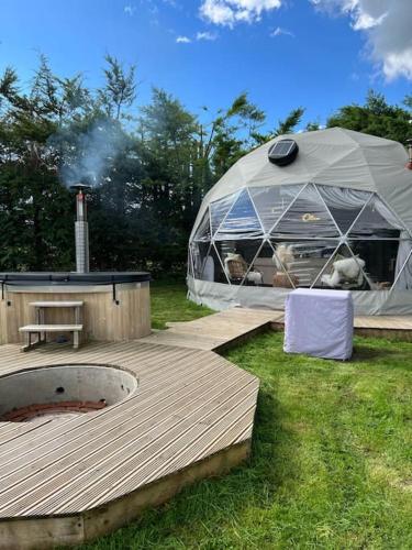 Beautiful Olive Pod Geo Dome House with Hot Tub in East Horsley