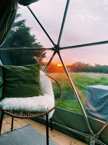 Beautiful Olive Pod Geo Dome House with Hot Tub in East Horsley