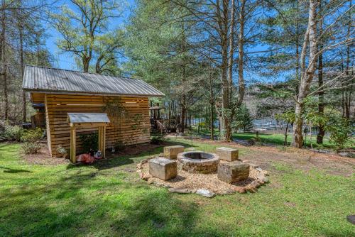 Cozy Lakefront Cabin - 2 Bedroom Family Cabin on Lake Nantahala