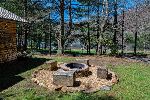 Cozy Lakefront Cabin - 2 Bedroom Family Cabin on Lake Nantahala