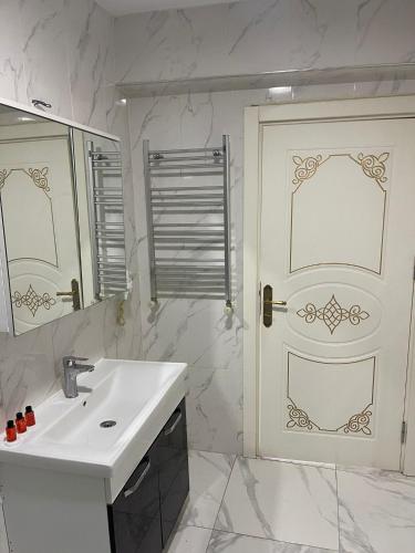 AVRASYAQUEEN HOTEL - image 4