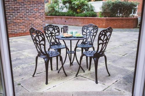 ! LARGE ! Apartment Central Leatherhead Sleeps 6! in Leathethead