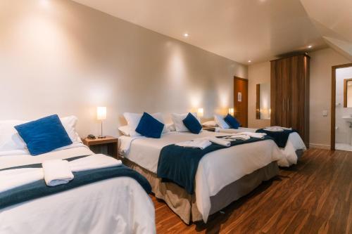 1 queen bed, 2 twin beds