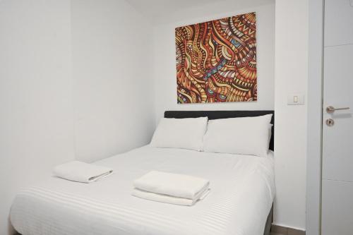 Spacious 3BR on Frishman Beach by HolyGuest - image 4