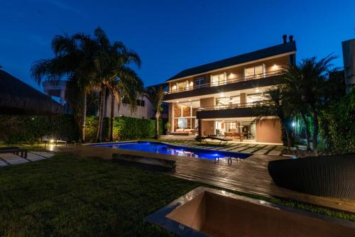 Casa luxuosa em condomínio totalmente equipada